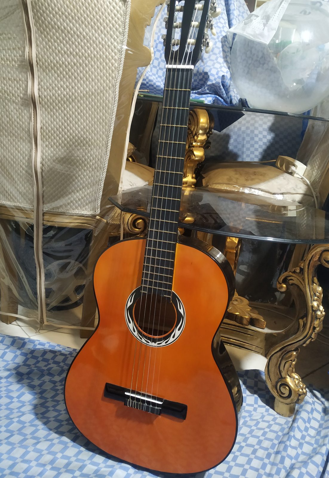 تصویر گیتار تمام دست‌ساز با (چوبی محشر و بینظیر)